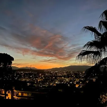Au Calme, Dans La Verdure, Vue Panoramique Sur Cannes