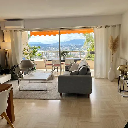 Au Calme, Dans La Verdure, Vue Panoramique Sur Cannes Le Cannet
